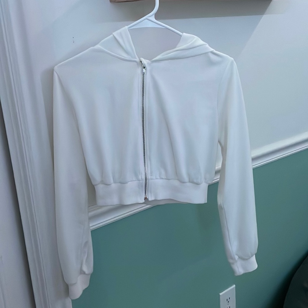 cropped zip up hoodie🤍